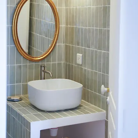 Sunny Cocoon With Harbor View *