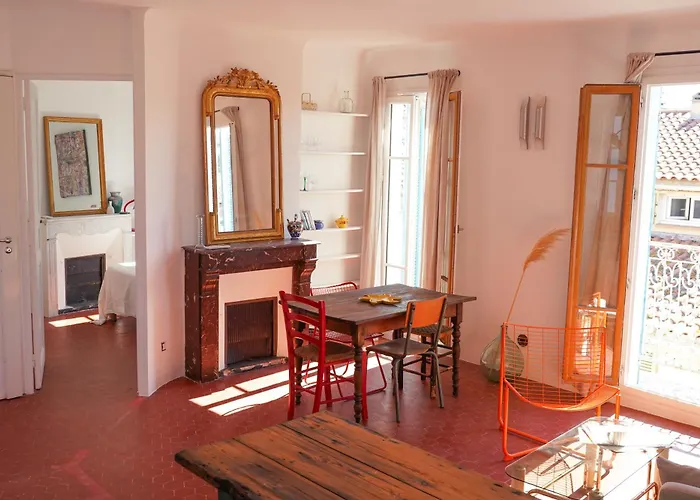 Sunny Cocoon With Harbor View *