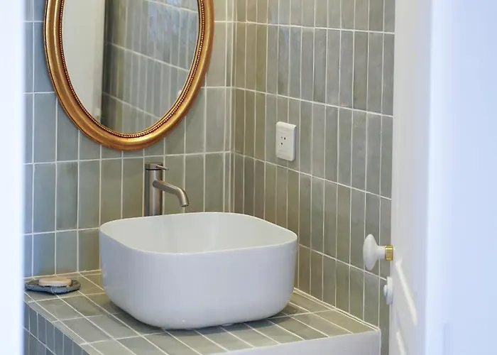 Sunny Cocoon With Harbor View *