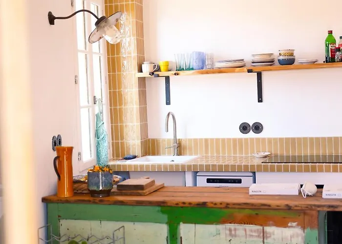 Апартаменты Sunny Cocoon With Harbor View